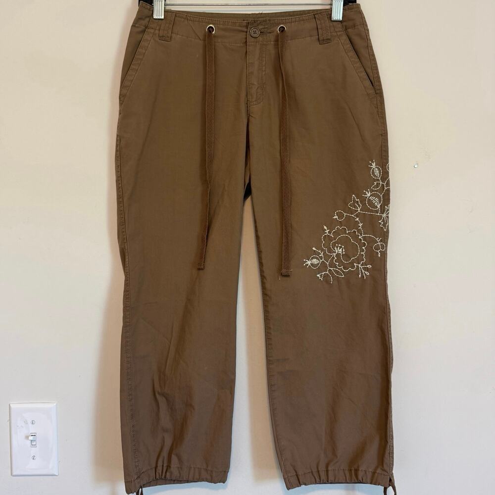 I.E relaxed Capri cargo pants size 4 petite brown %100 cotton floral embroidery
